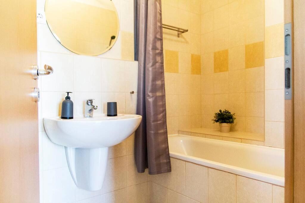 Vip Mini Resort,Private Parking & Balcony Budapest Bagian luar foto